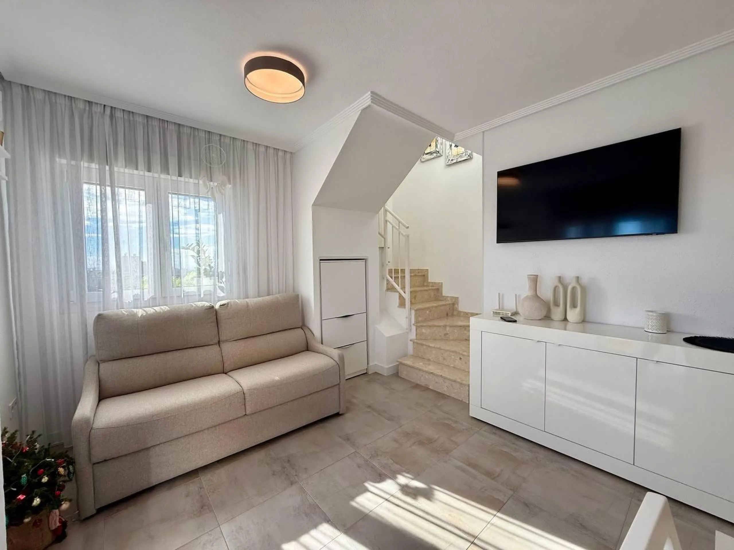 Renovated duplex penthouse with sea views, 2 terraces and parking.