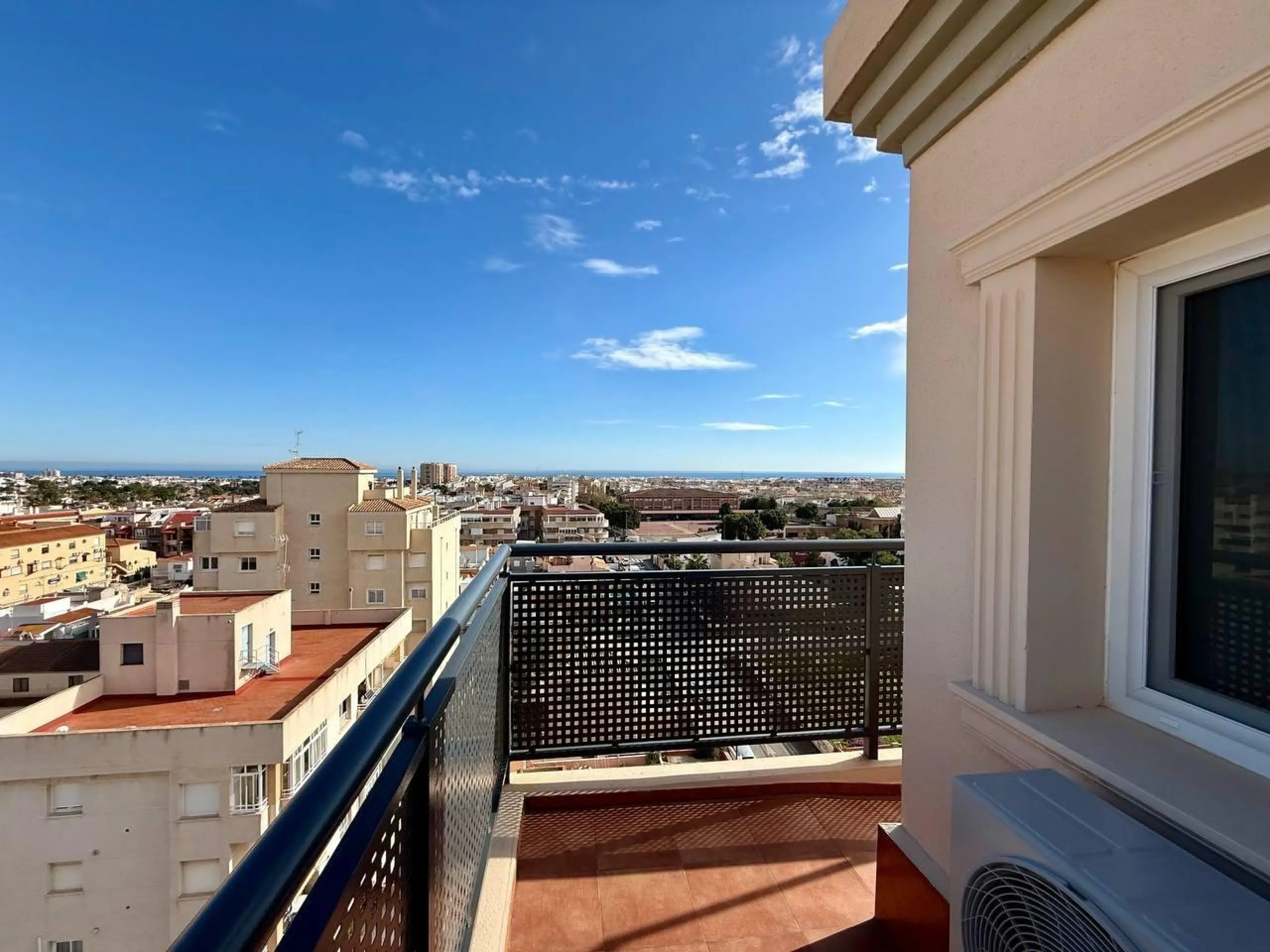 Renovated duplex penthouse with sea views, 2 terraces and parking.