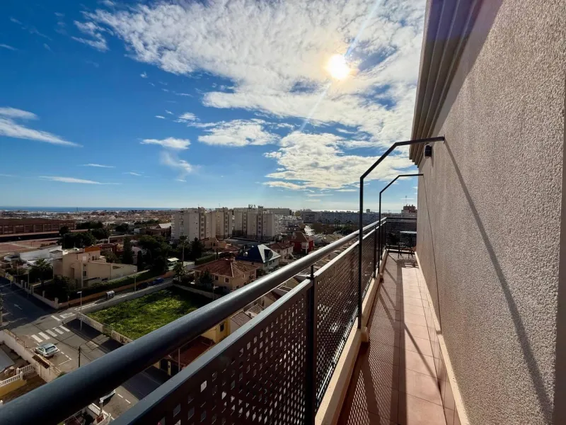 Renovated duplex penthouse with sea views, 2 terraces and parking.