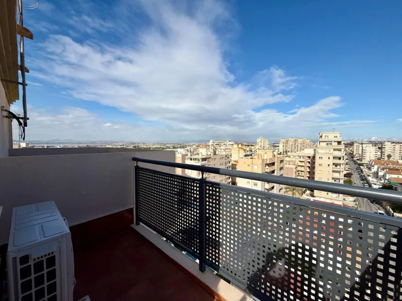 Renovated duplex penthouse with sea views, 2 terraces and parking.