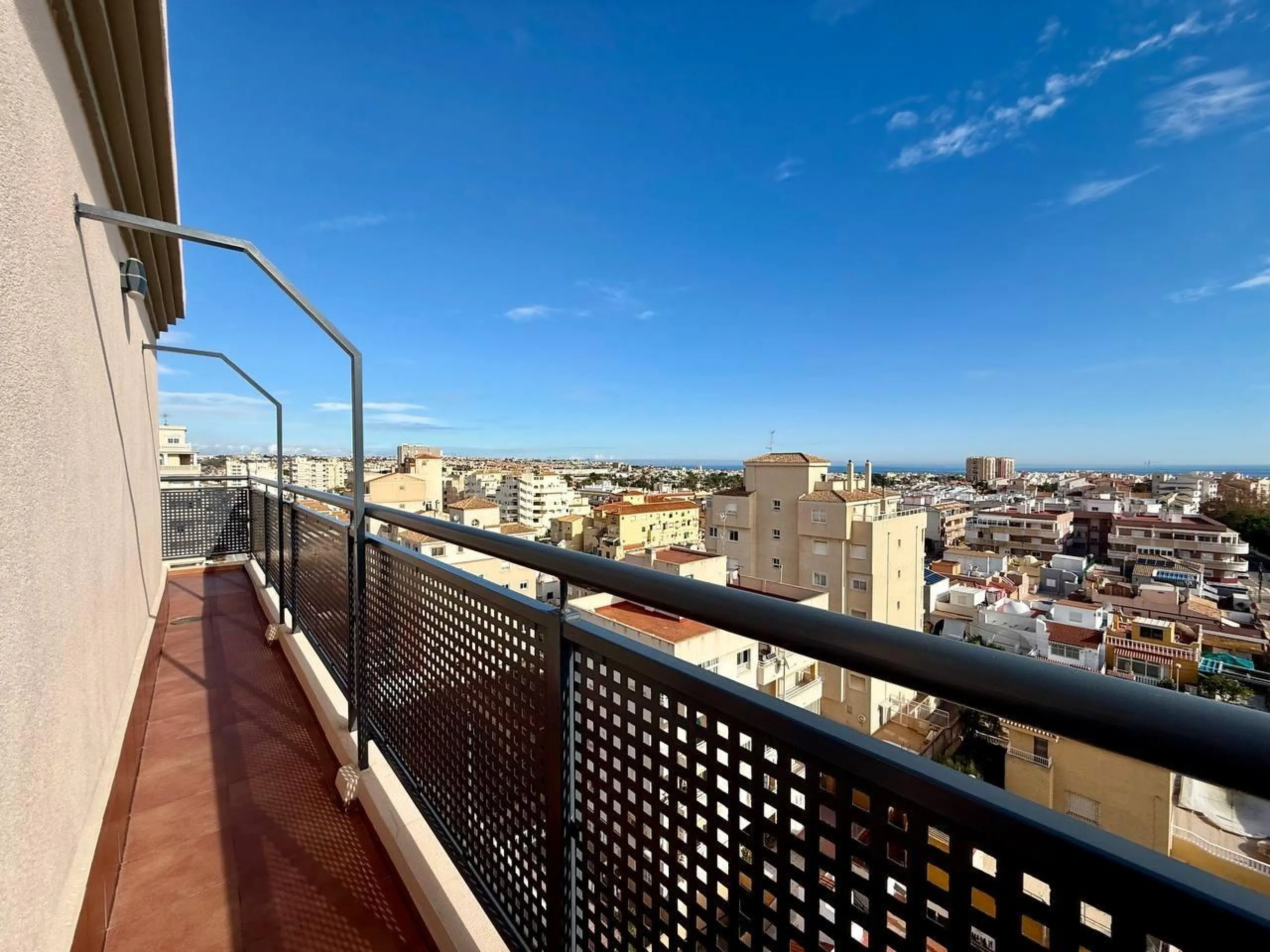 Renovated duplex penthouse with sea views, 2 terraces and parking.