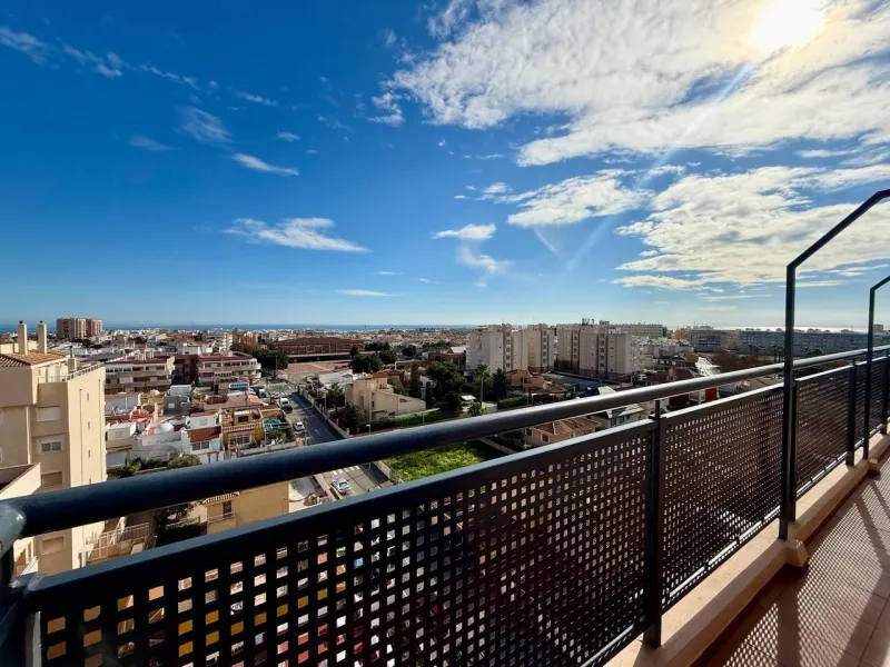 Renovated duplex penthouse with sea views, 2 terraces and parking.