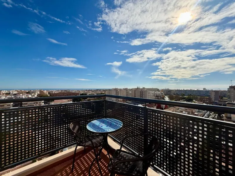 Renovated duplex penthouse with sea views, 2 terraces and parking.