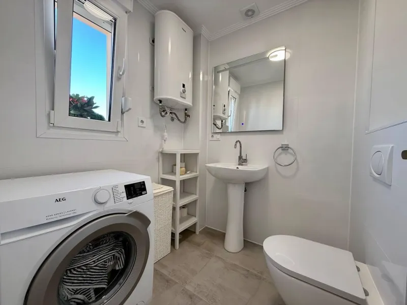 Renovated duplex penthouse with sea views, 2 terraces and parking.