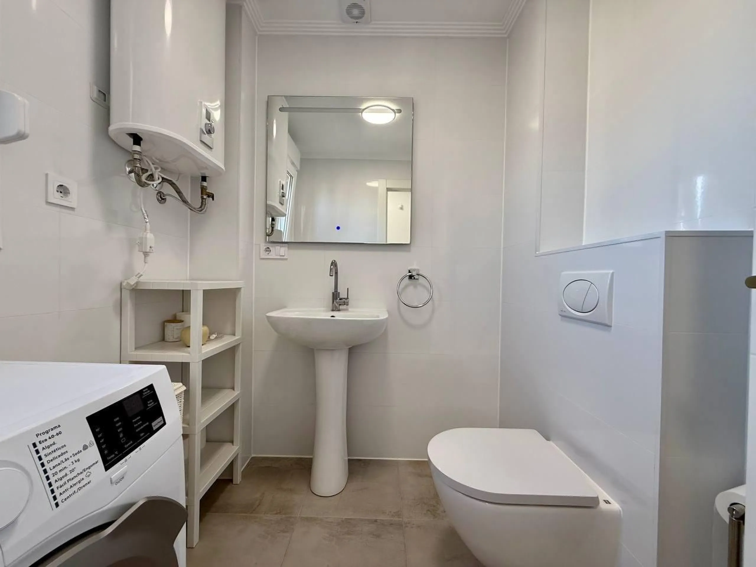 Renovated duplex penthouse with sea views, 2 terraces and parking.