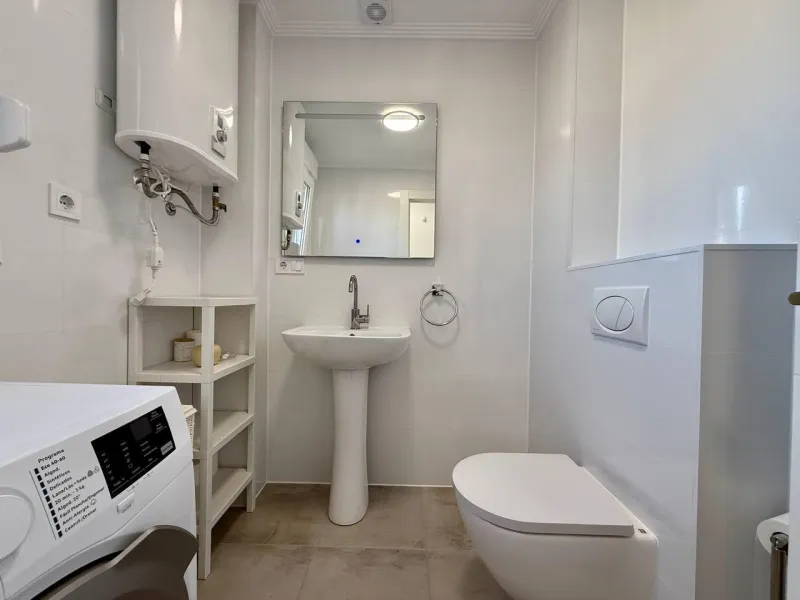 Renovated duplex penthouse with sea views, 2 terraces and parking.