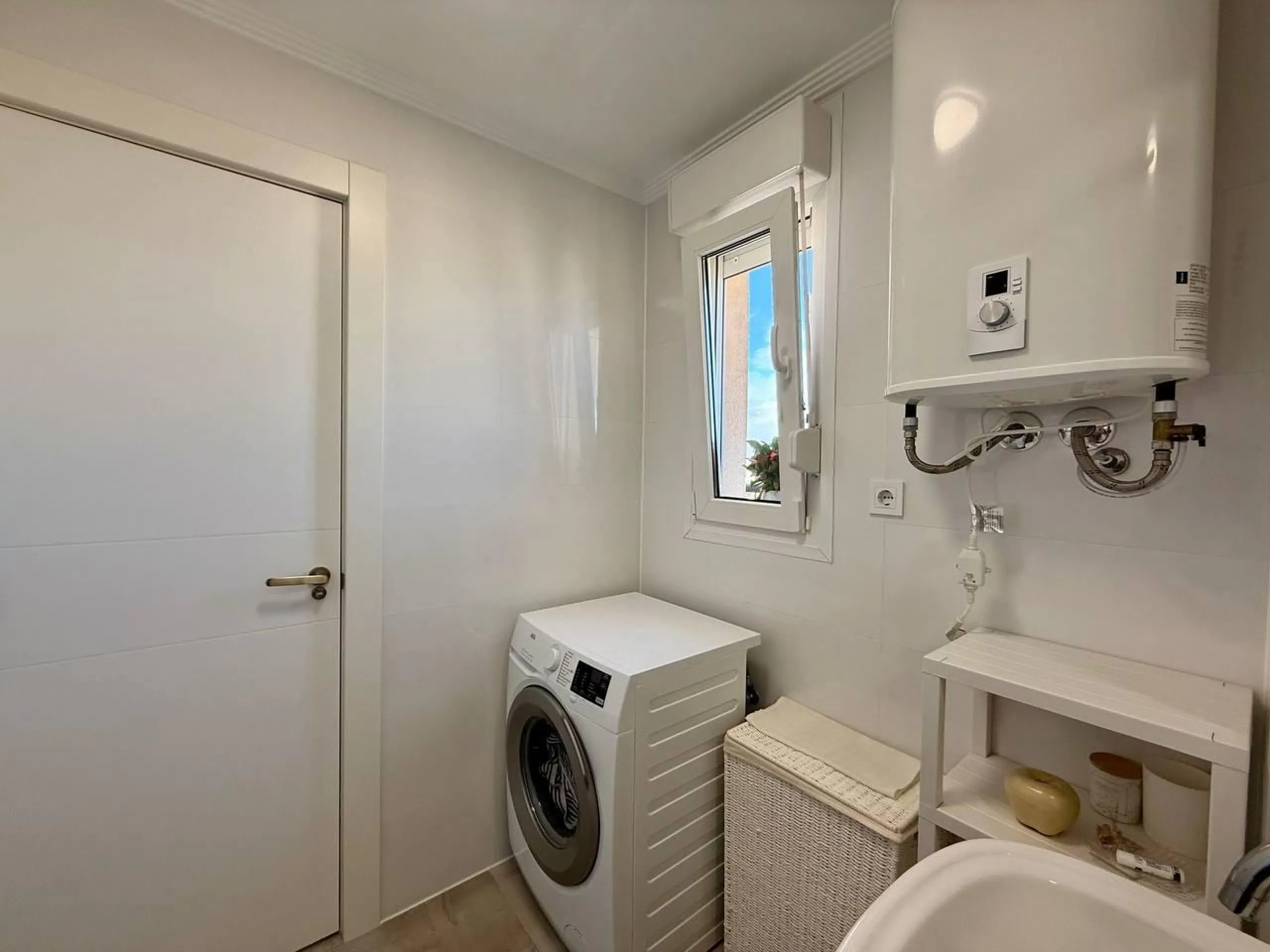 Renovated duplex penthouse with sea views, 2 terraces and parking.