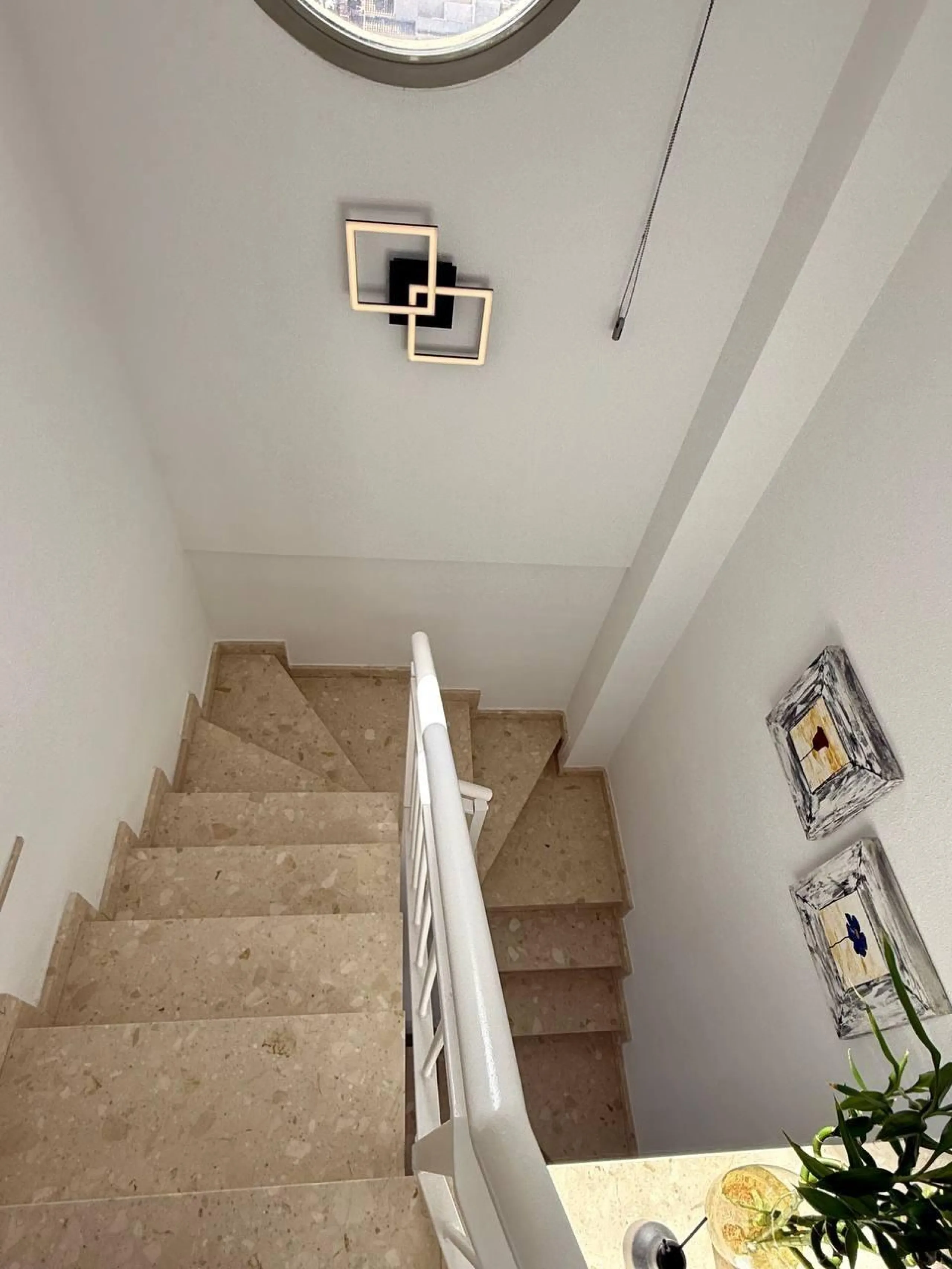 Renovated duplex penthouse with sea views, 2 terraces and parking.