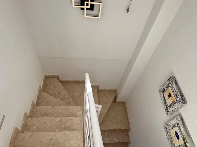 Renovated duplex penthouse with sea views, 2 terraces and parking.