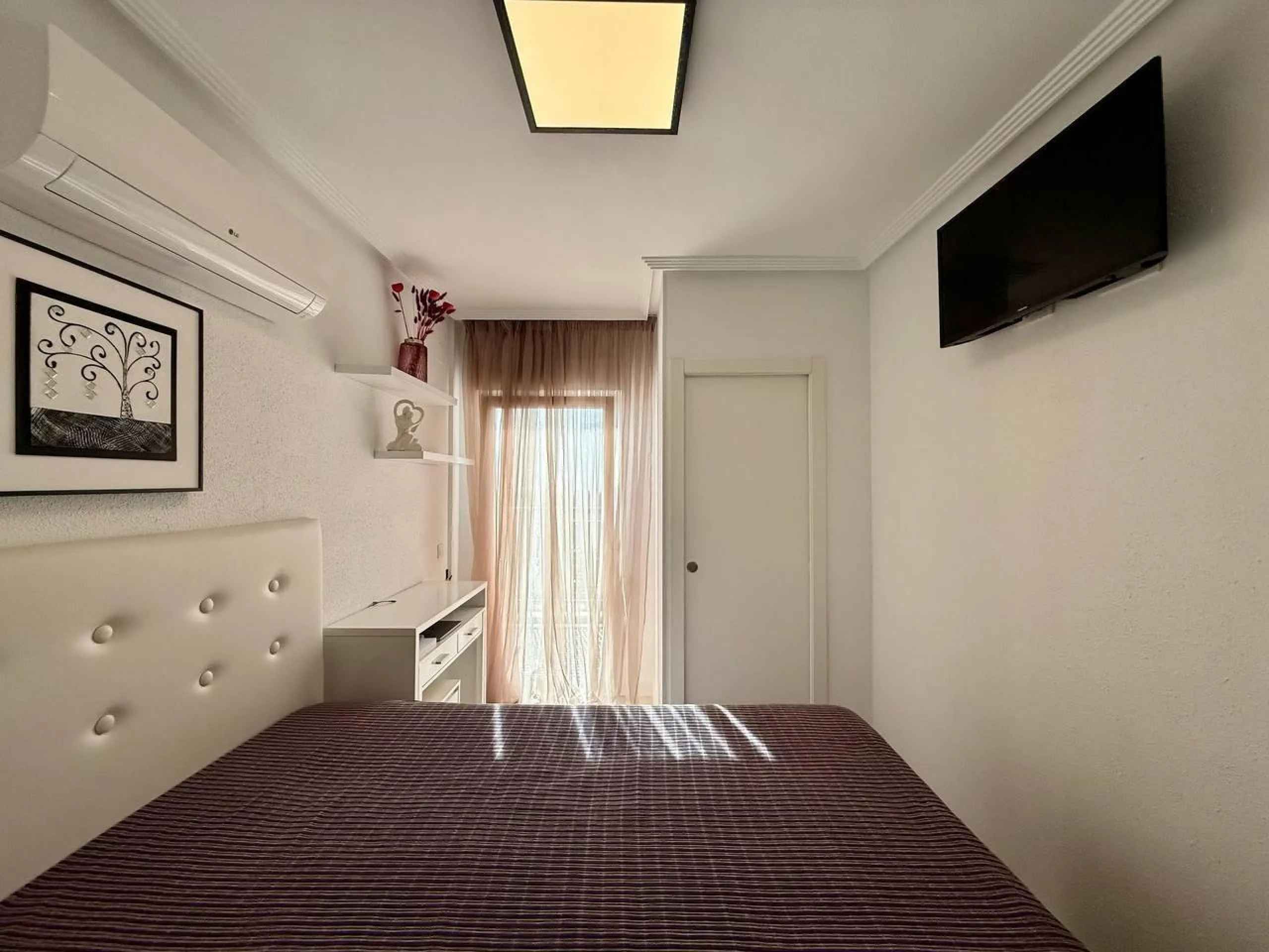 Renovated duplex penthouse with sea views, 2 terraces and parking.
