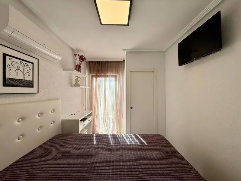 Renovated duplex penthouse with sea views, 2 terraces and parking.