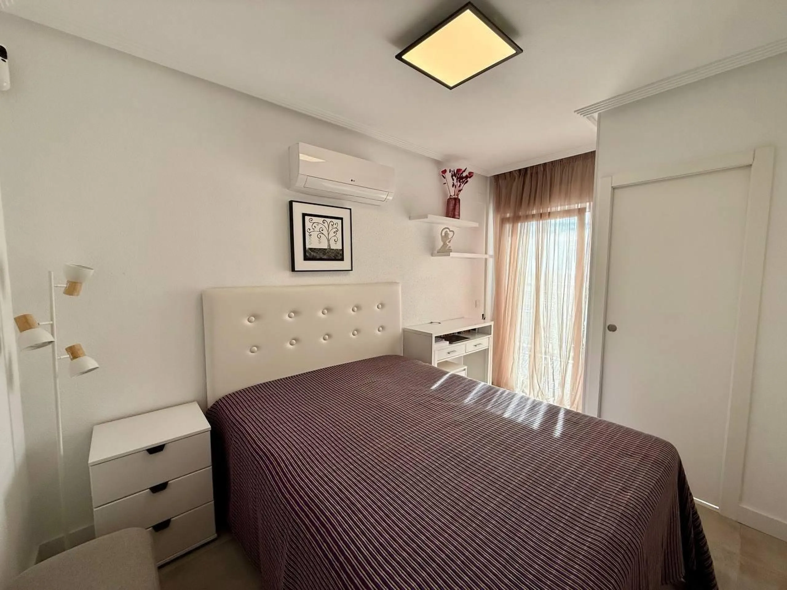 Renovated duplex penthouse with sea views, 2 terraces and parking.