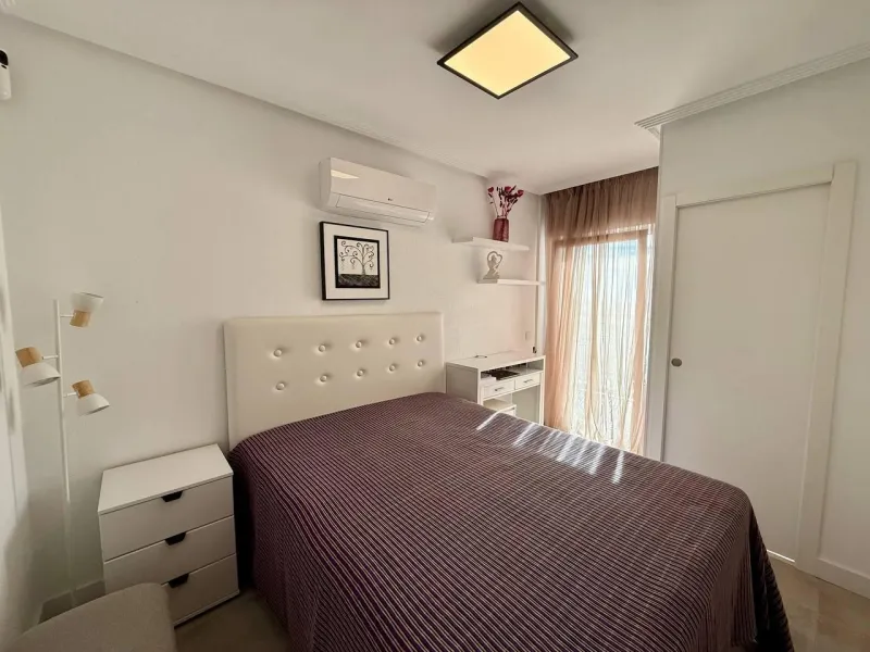 Renovated duplex penthouse with sea views, 2 terraces and parking.