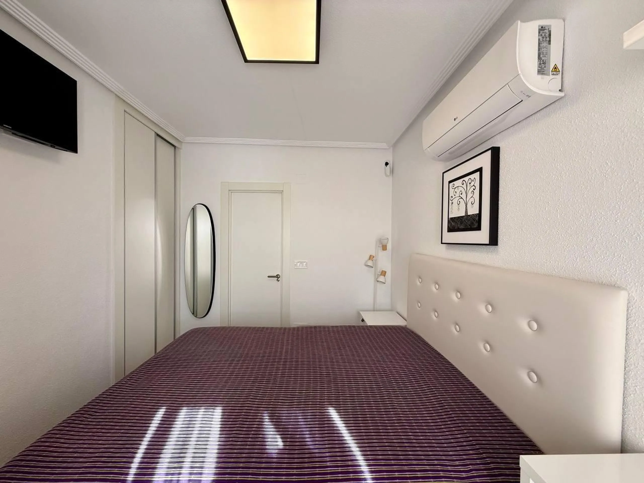 Renovated duplex penthouse with sea views, 2 terraces and parking.