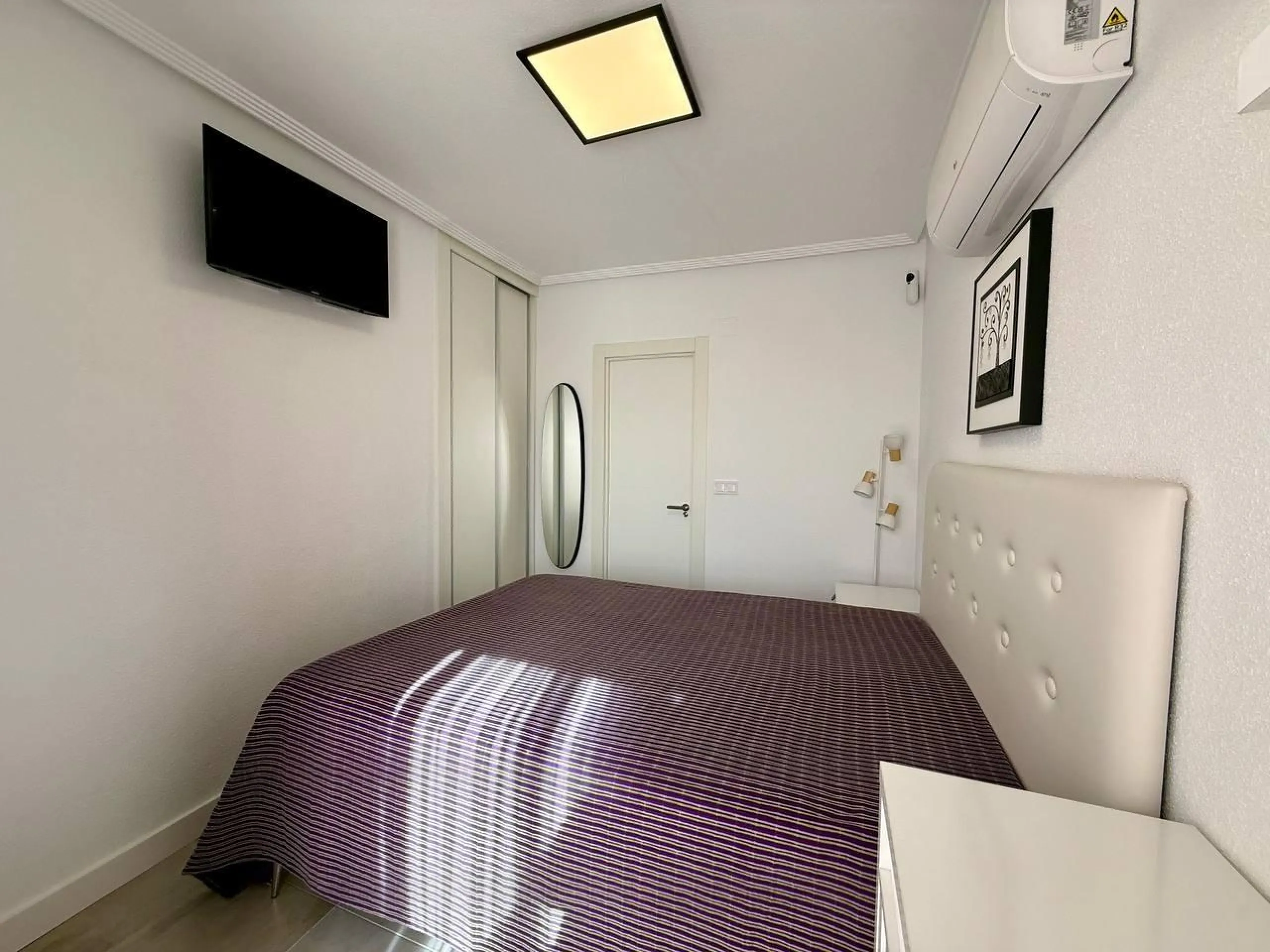 Renovated duplex penthouse with sea views, 2 terraces and parking.