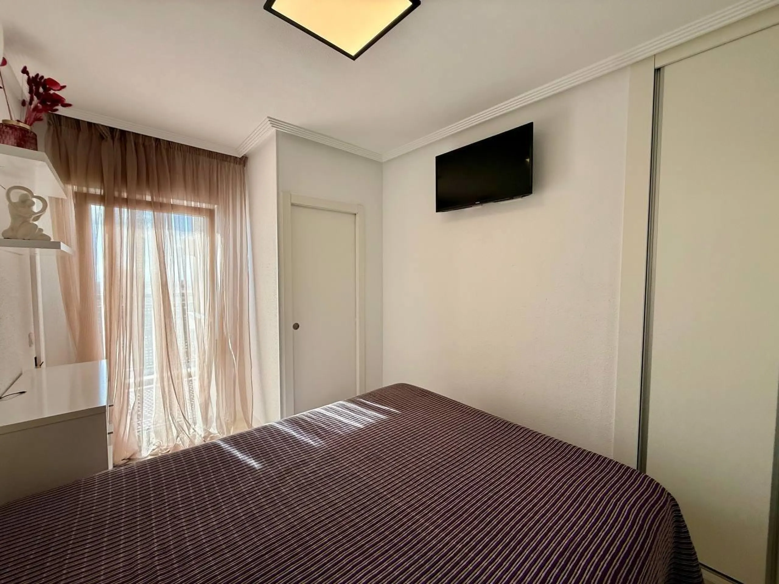 Renovated duplex penthouse with sea views, 2 terraces and parking.