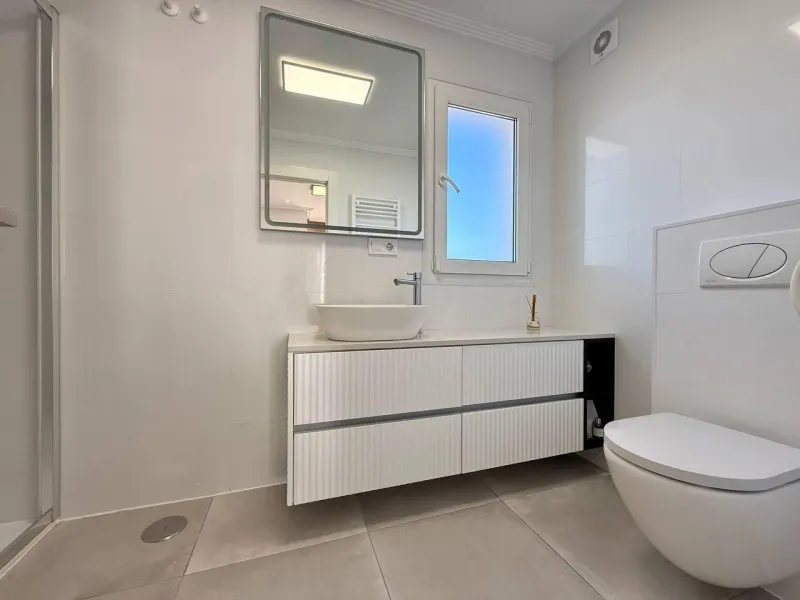 Renovated duplex penthouse with sea views, 2 terraces and parking.