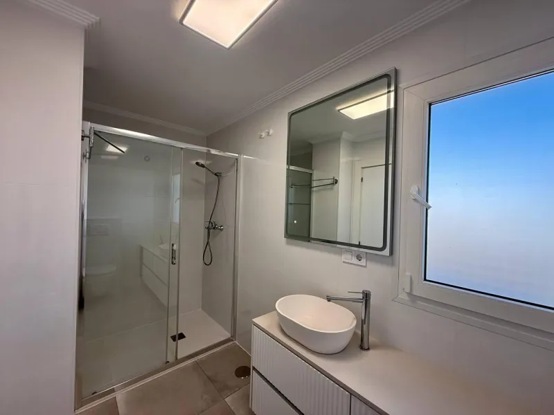 Renovated duplex penthouse with sea views, 2 terraces and parking.