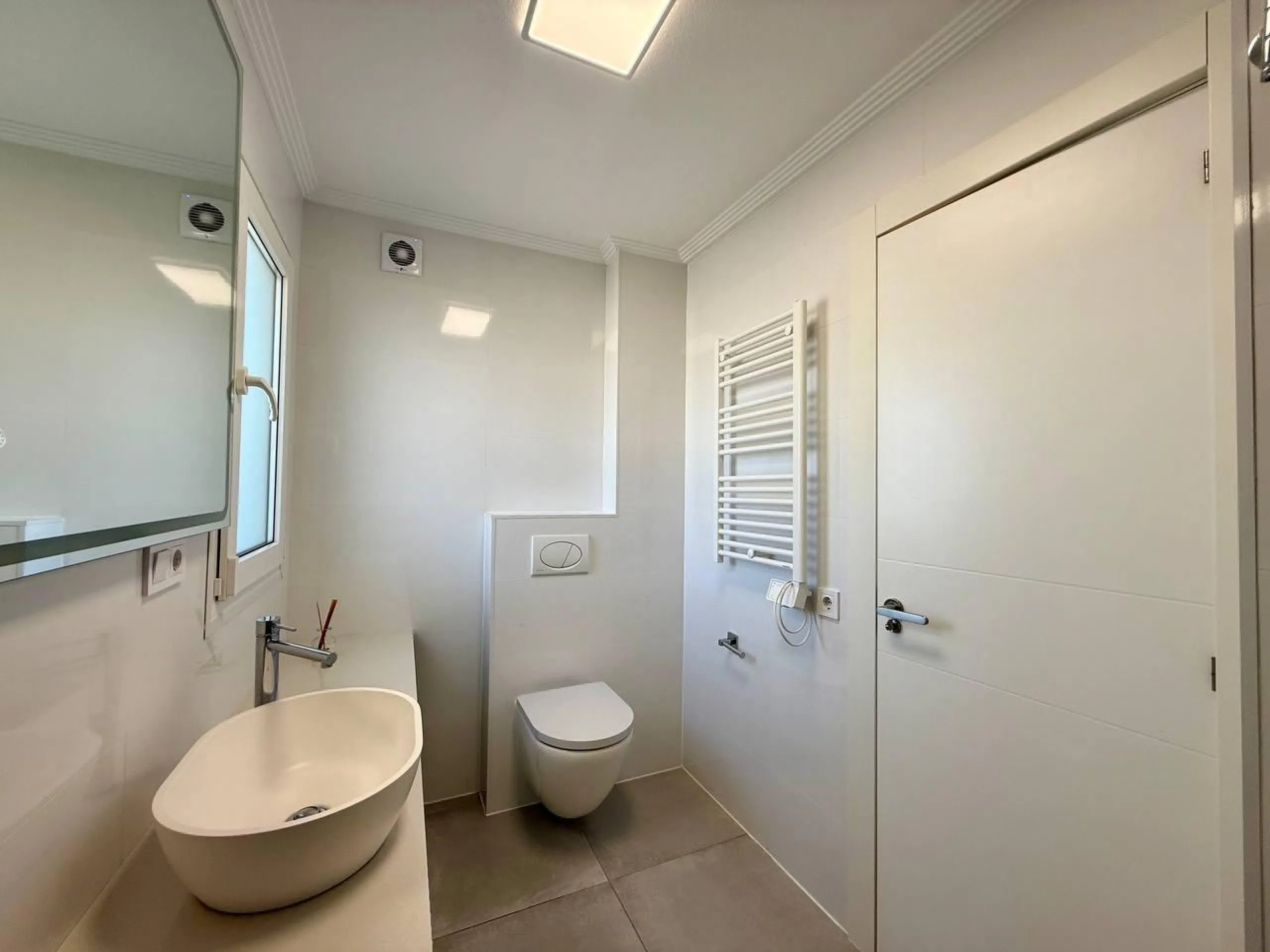 Renovated duplex penthouse with sea views, 2 terraces and parking.