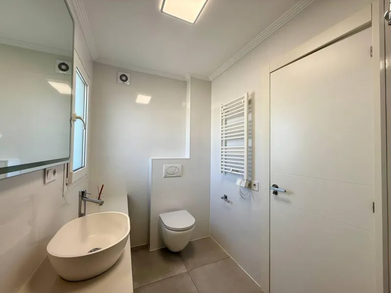 Renovated duplex penthouse with sea views, 2 terraces and parking.