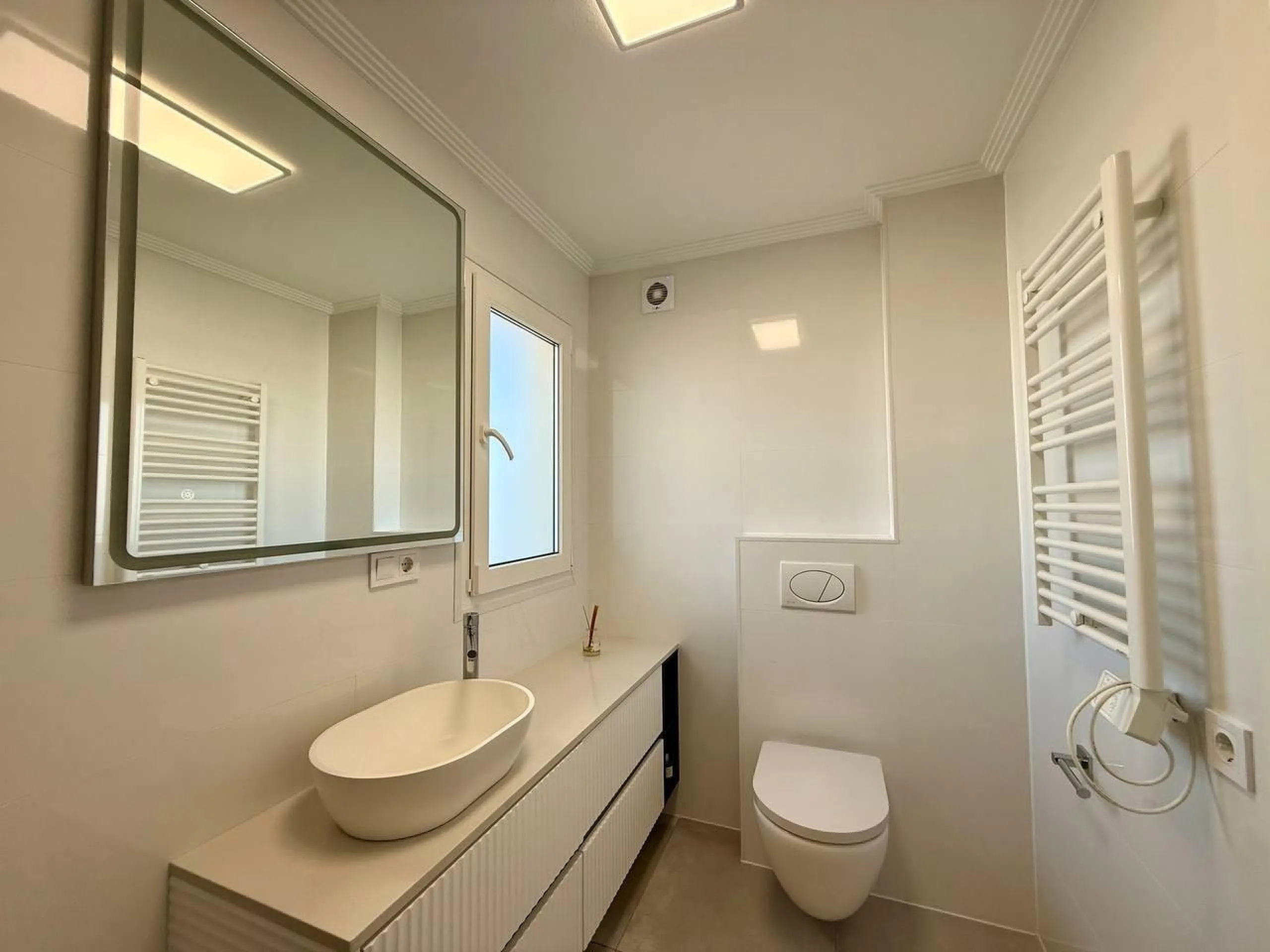 Renovated duplex penthouse with sea views, 2 terraces and parking.