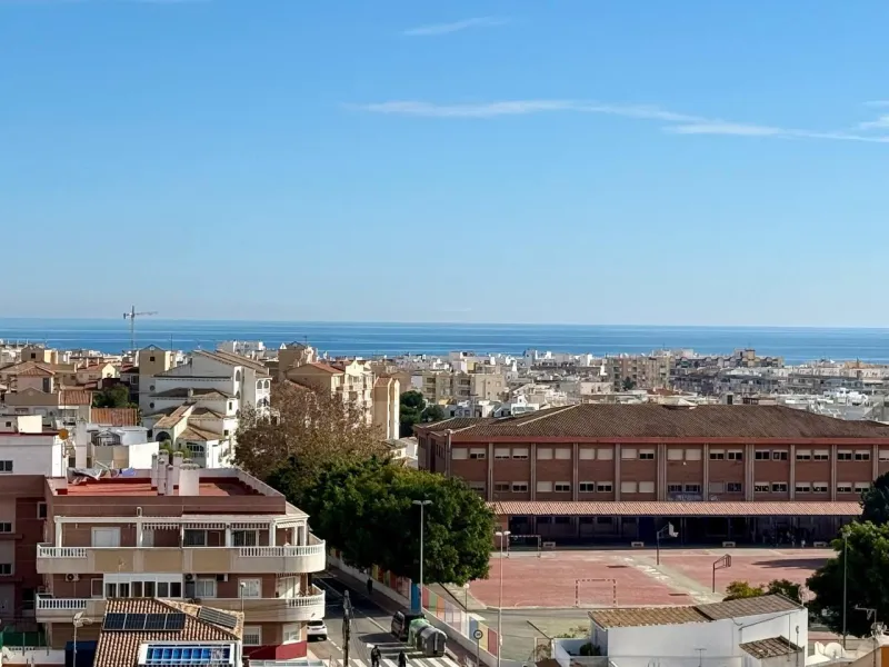 Renovated duplex penthouse with sea views, 2 terraces and parking.