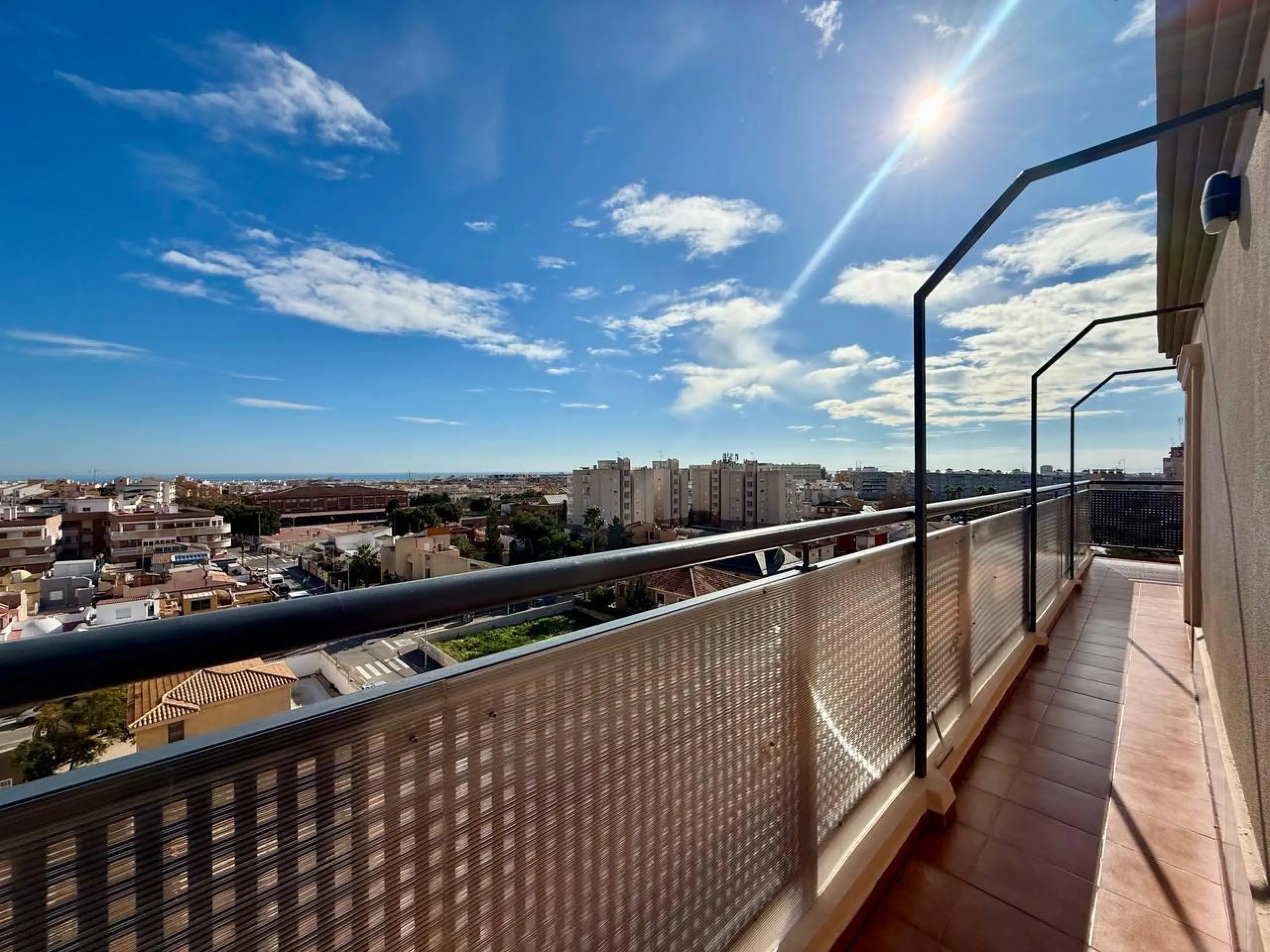 Renovated duplex penthouse with sea views, 2 terraces and parking.