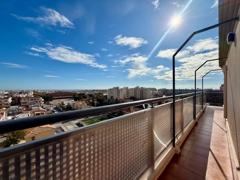 Renovated duplex penthouse with sea views, 2 terraces and parking.