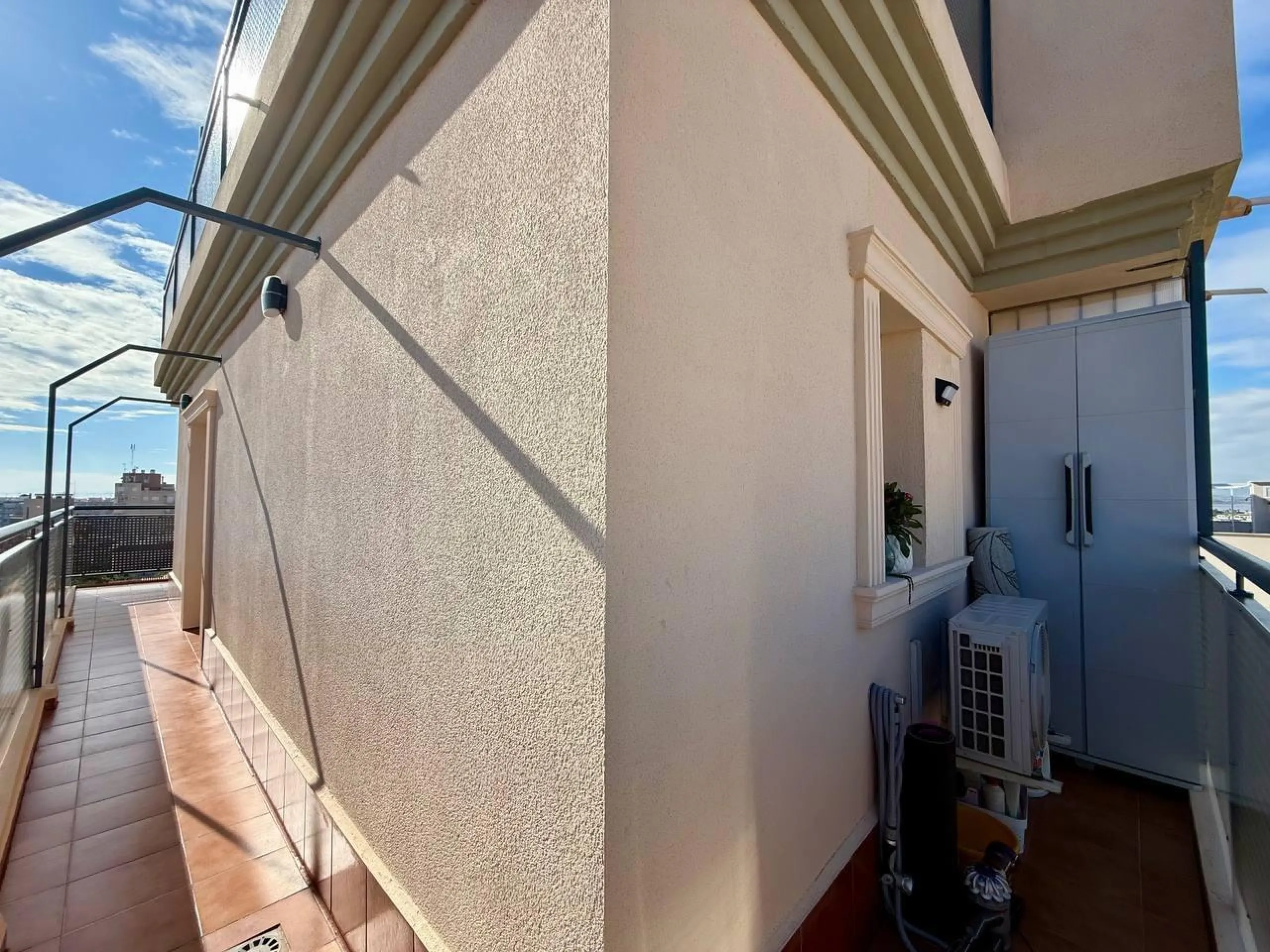Renovated duplex penthouse with sea views, 2 terraces and parking.
