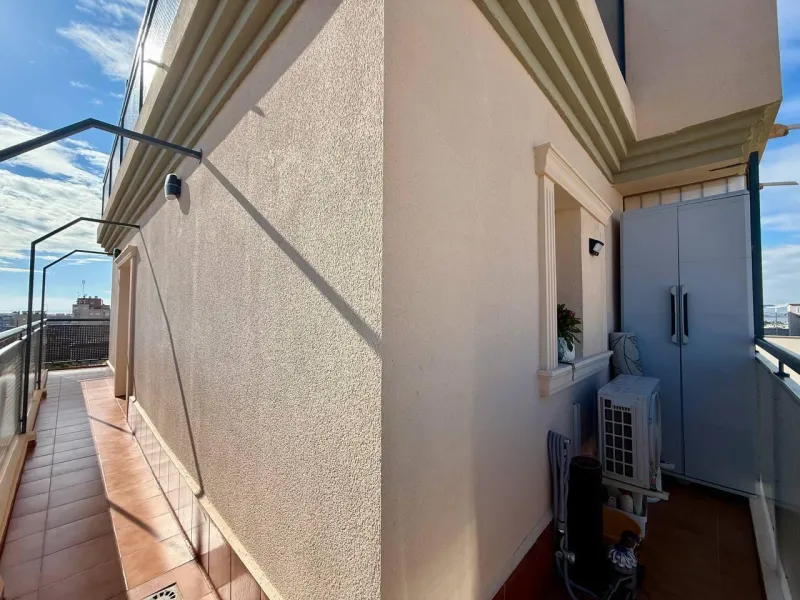 Renovated duplex penthouse with sea views, 2 terraces and parking.