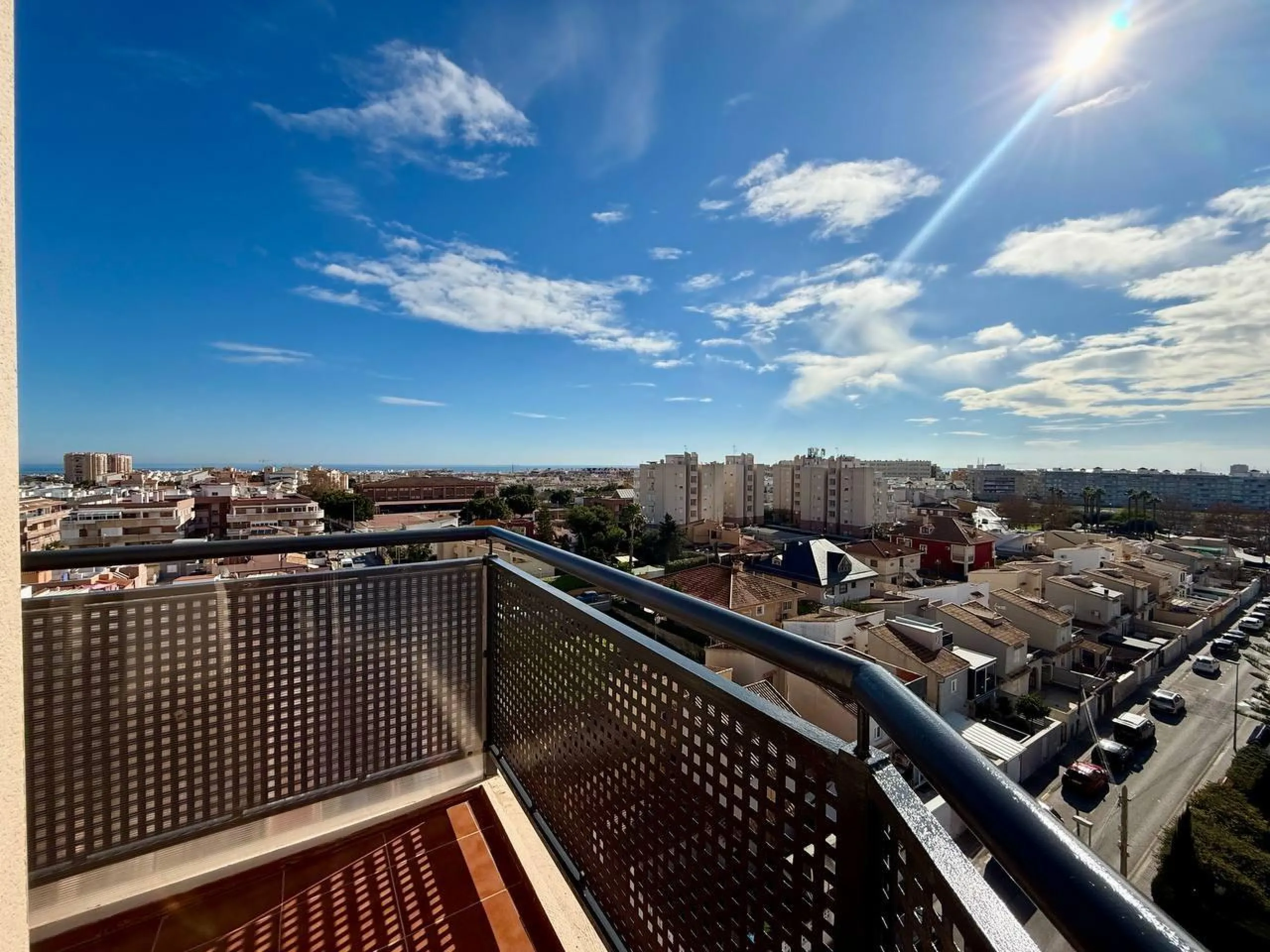 Renovated duplex penthouse with sea views, 2 terraces and parking.
