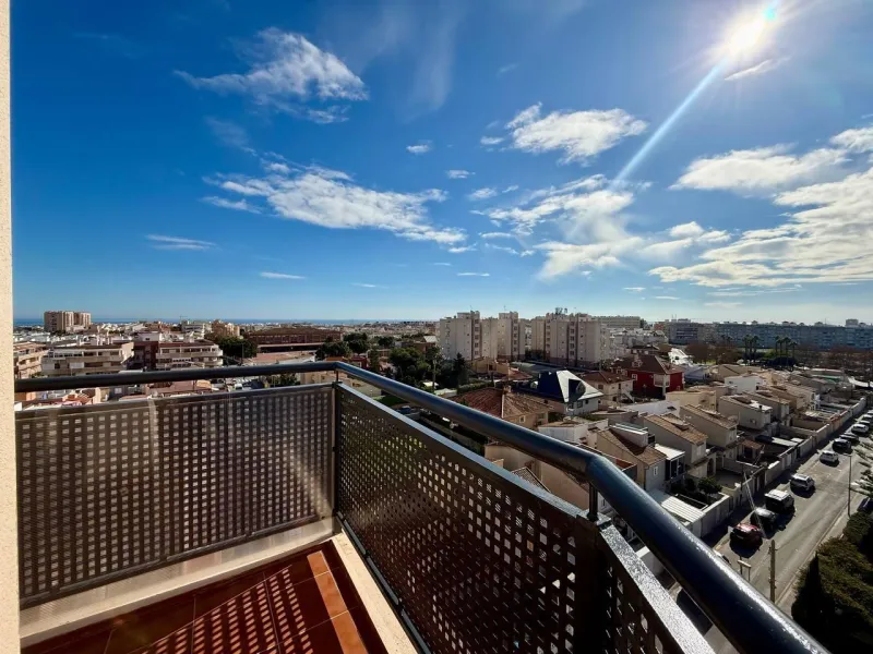 Renovated duplex penthouse with sea views, 2 terraces and parking.