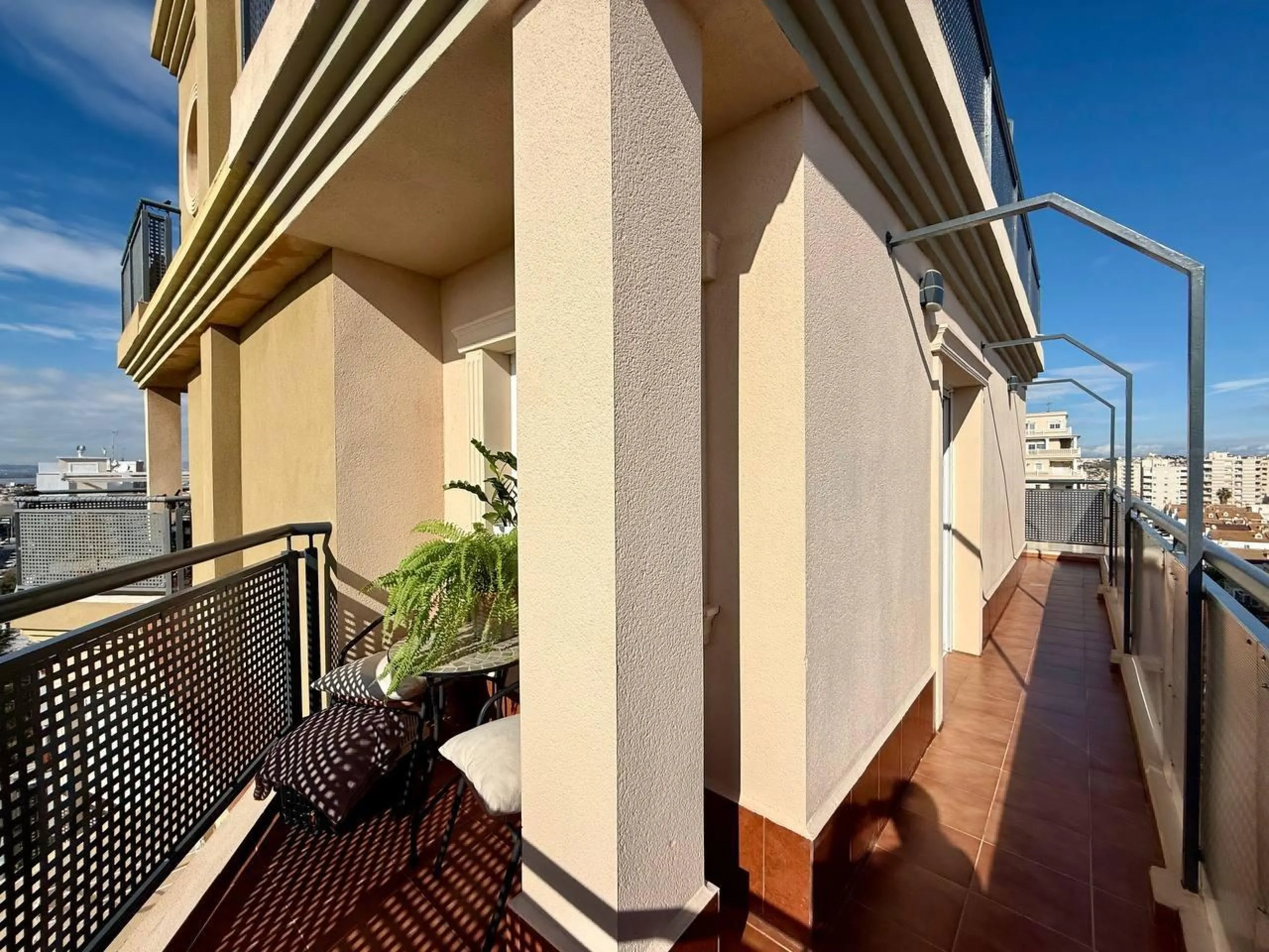 Renovated duplex penthouse with sea views, 2 terraces and parking.