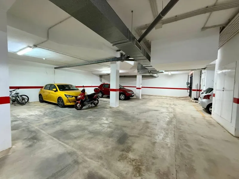 Renovated duplex penthouse with sea views, 2 terraces and parking.