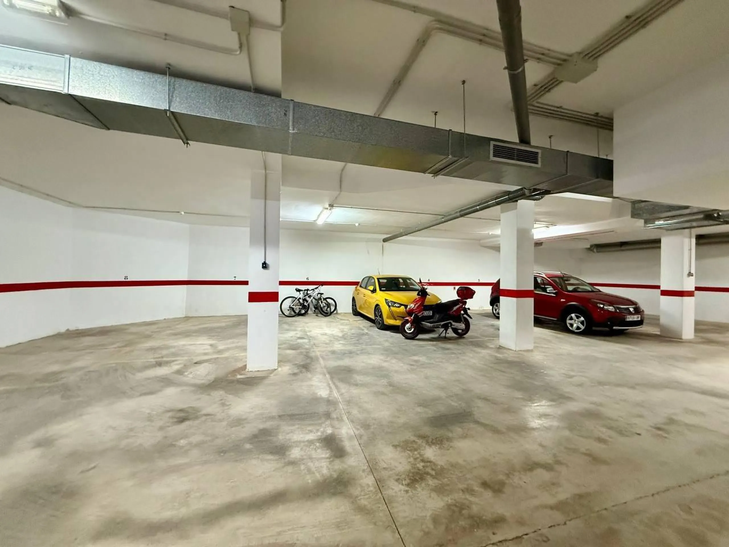 Renovated duplex penthouse with sea views, 2 terraces and parking.