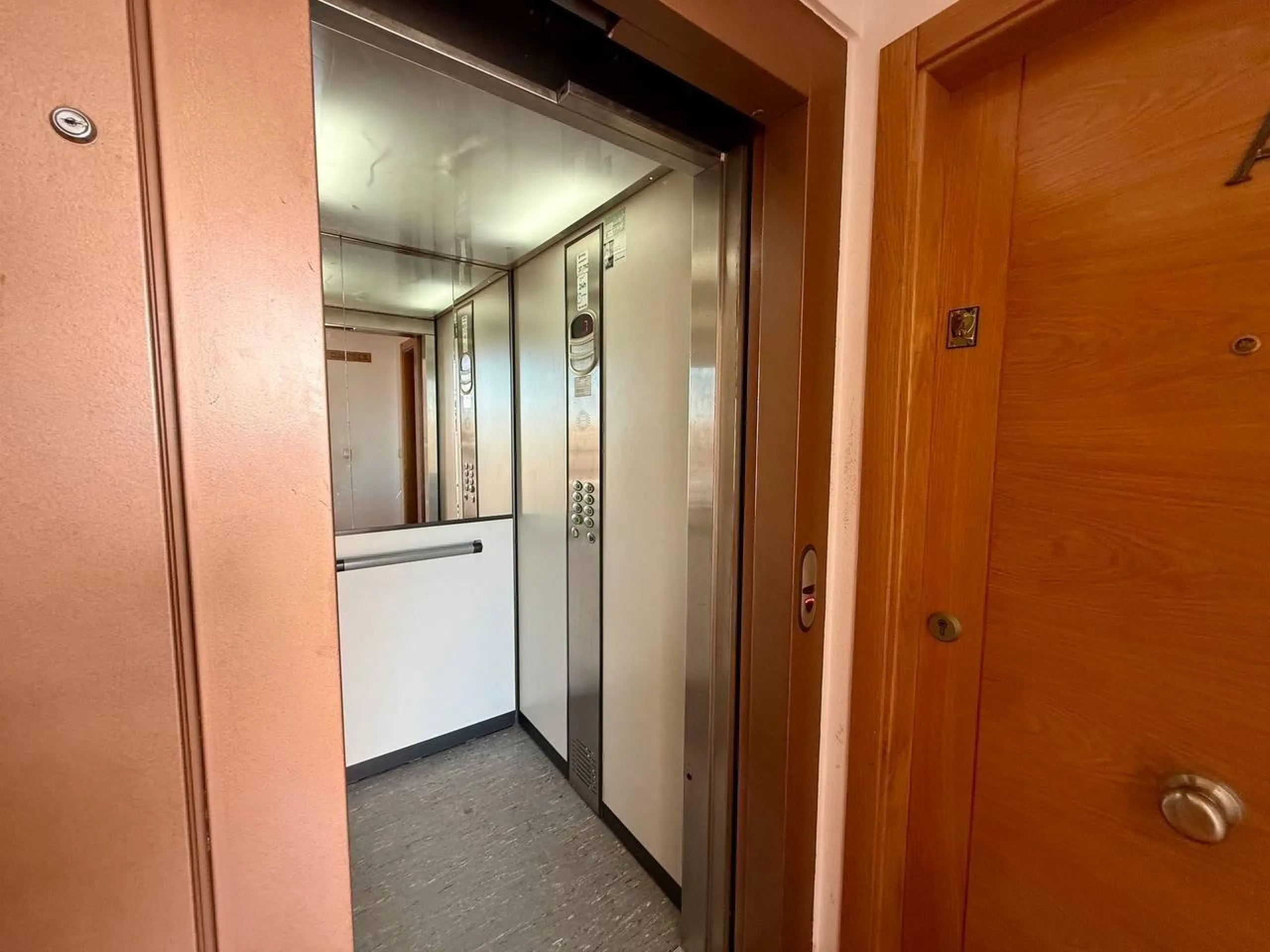 Renovated duplex penthouse with sea views, 2 terraces and parking.