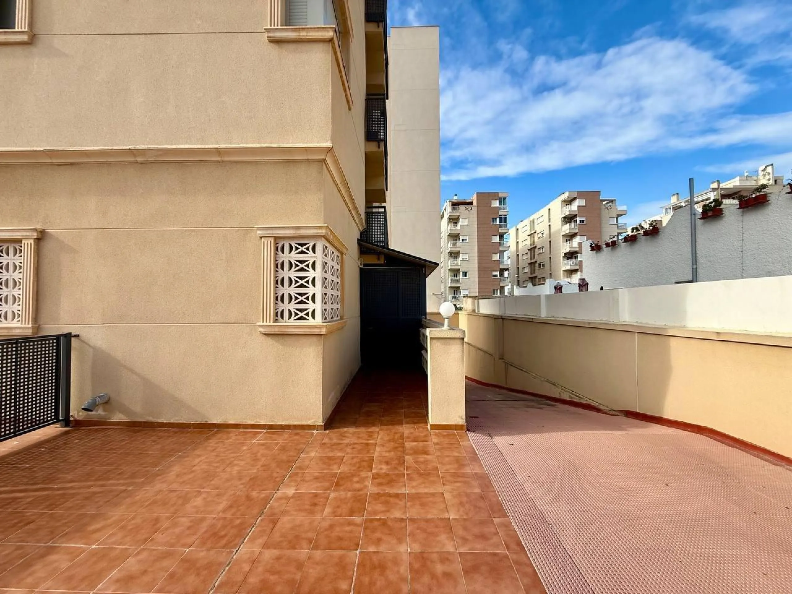 Renovated duplex penthouse with sea views, 2 terraces and parking.