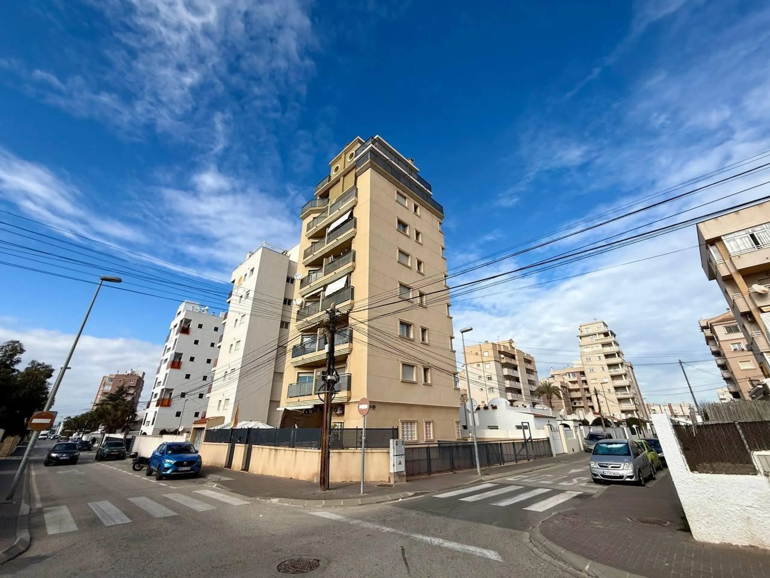 Renovated duplex penthouse with sea views, 2 terraces and parking.