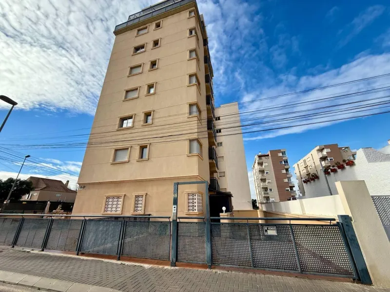 Renovated duplex penthouse with sea views, 2 terraces and parking.