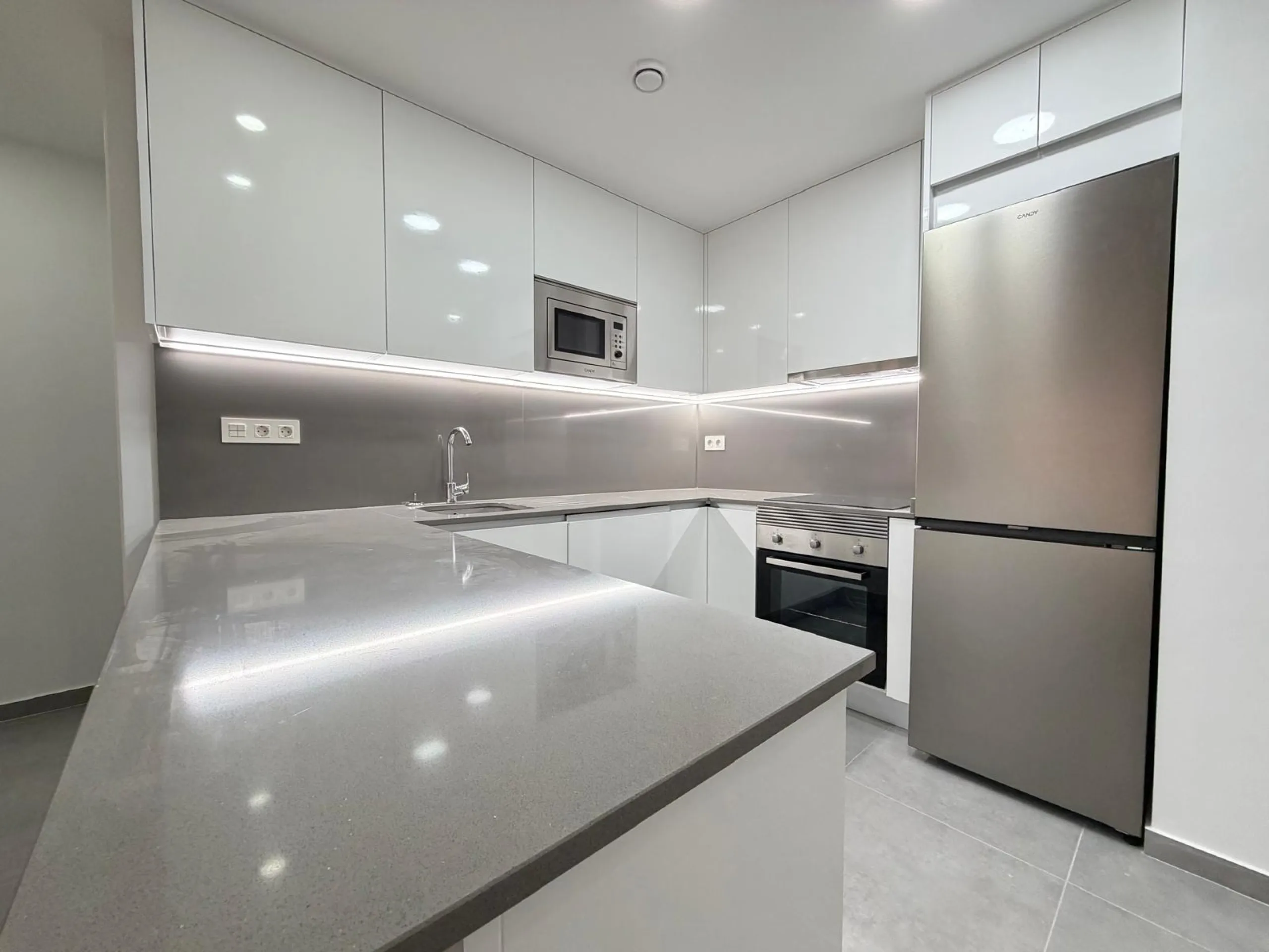 NEW APARTMENT IN THE RESIDENTIAL COMPLEX 'ALEGRIA 21' WITH INCLUDED GARAGE. 3 BEDROOMS. 2 BATHROOMS. 113 M2. POOL + SAUNA + BARBECUE.