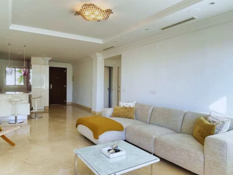 Exklusive renovierte Wohnung mit zwei Schlafzimmern in einer renommierten Hotelanlage in Nueva Andalucía, Marbella