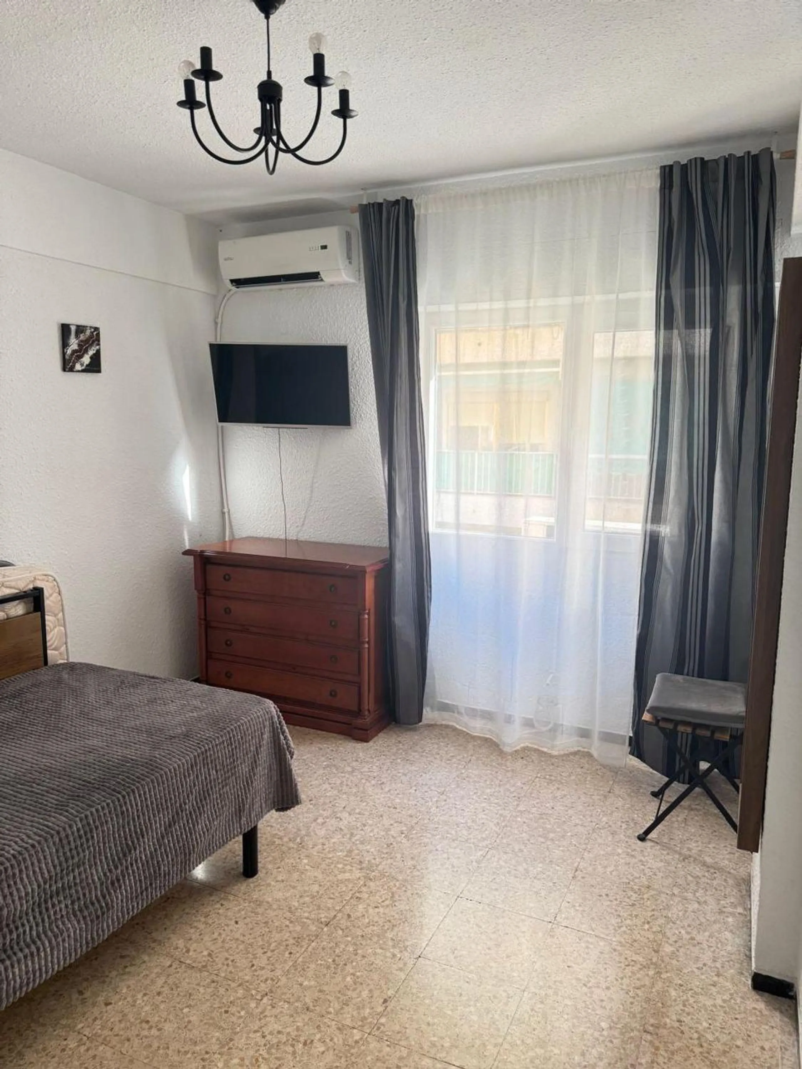 Spacious Apartment in Alonso Cano - Carolinas Altas, Alicante - Unique Opportunity on the Second Floor