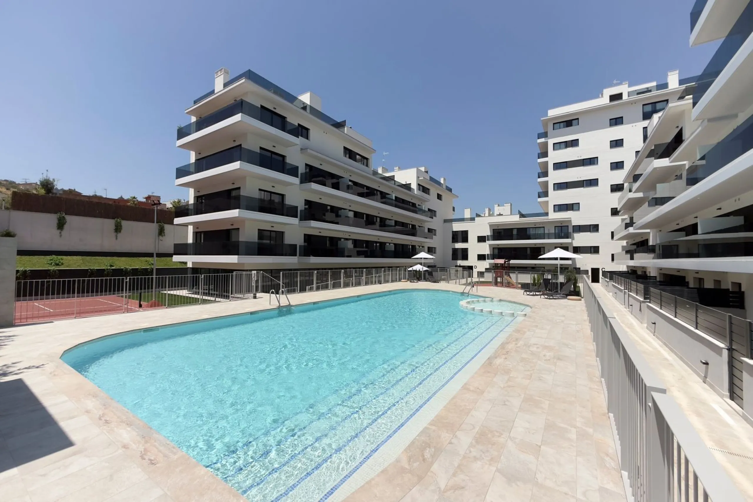 Obra nueva con terrazas, piscina y zonas comunitarias en Sant Boi de Llobregat, Barcelona