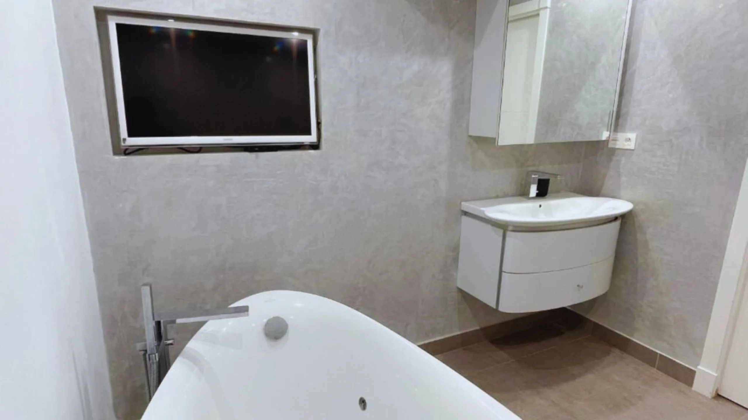 Exklusive renovierte Wohnung mit zwei Schlafzimmern in einer renommierten Hotelanlage in Nueva Andalucía, Marbella