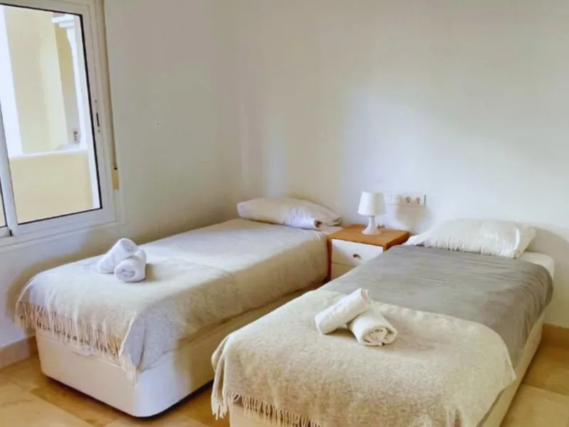 Exklusive renovierte Wohnung mit zwei Schlafzimmern in einer renommierten Hotelanlage in Nueva Andalucía, Marbella