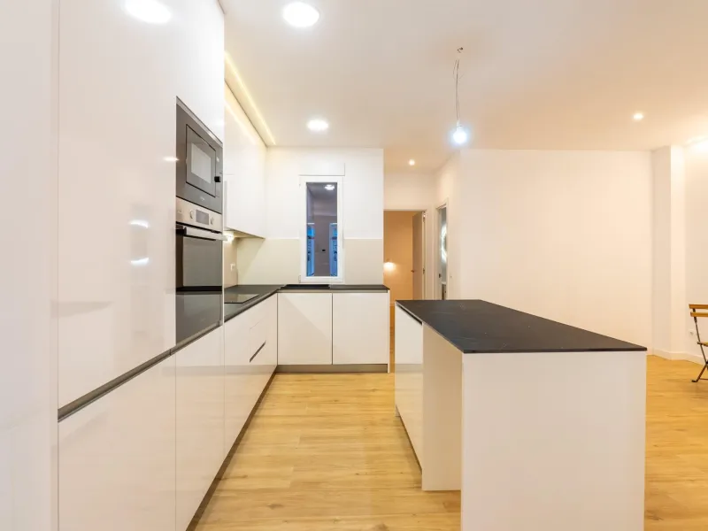 FULLY RENOVATED BRAND-NEW EXTERIOR APARTMENT IN LAVAPIÉS–EMBAJADORES, MADRID