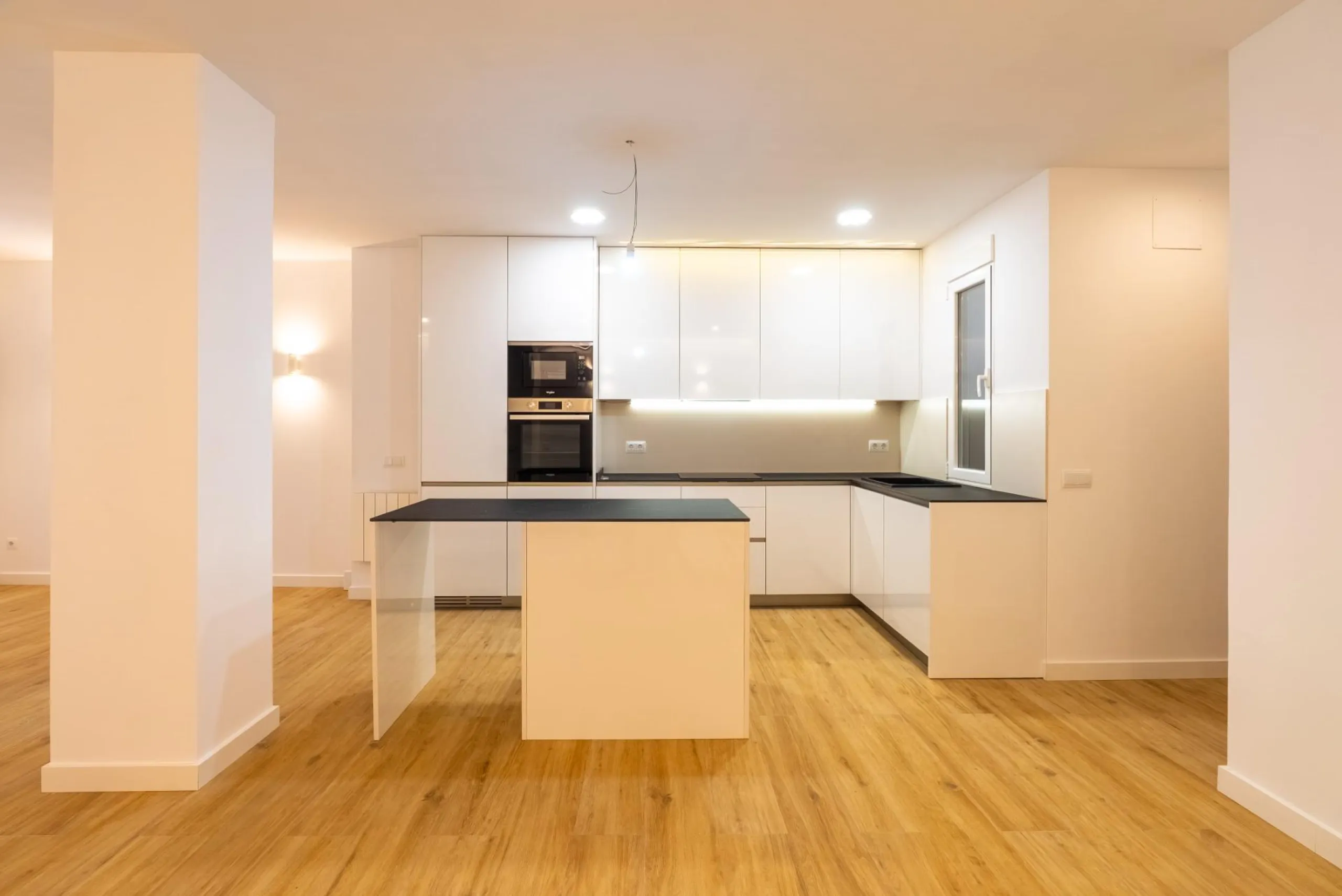 FULLY RENOVATED BRAND-NEW EXTERIOR APARTMENT IN LAVAPIÉS–EMBAJADORES, MADRID