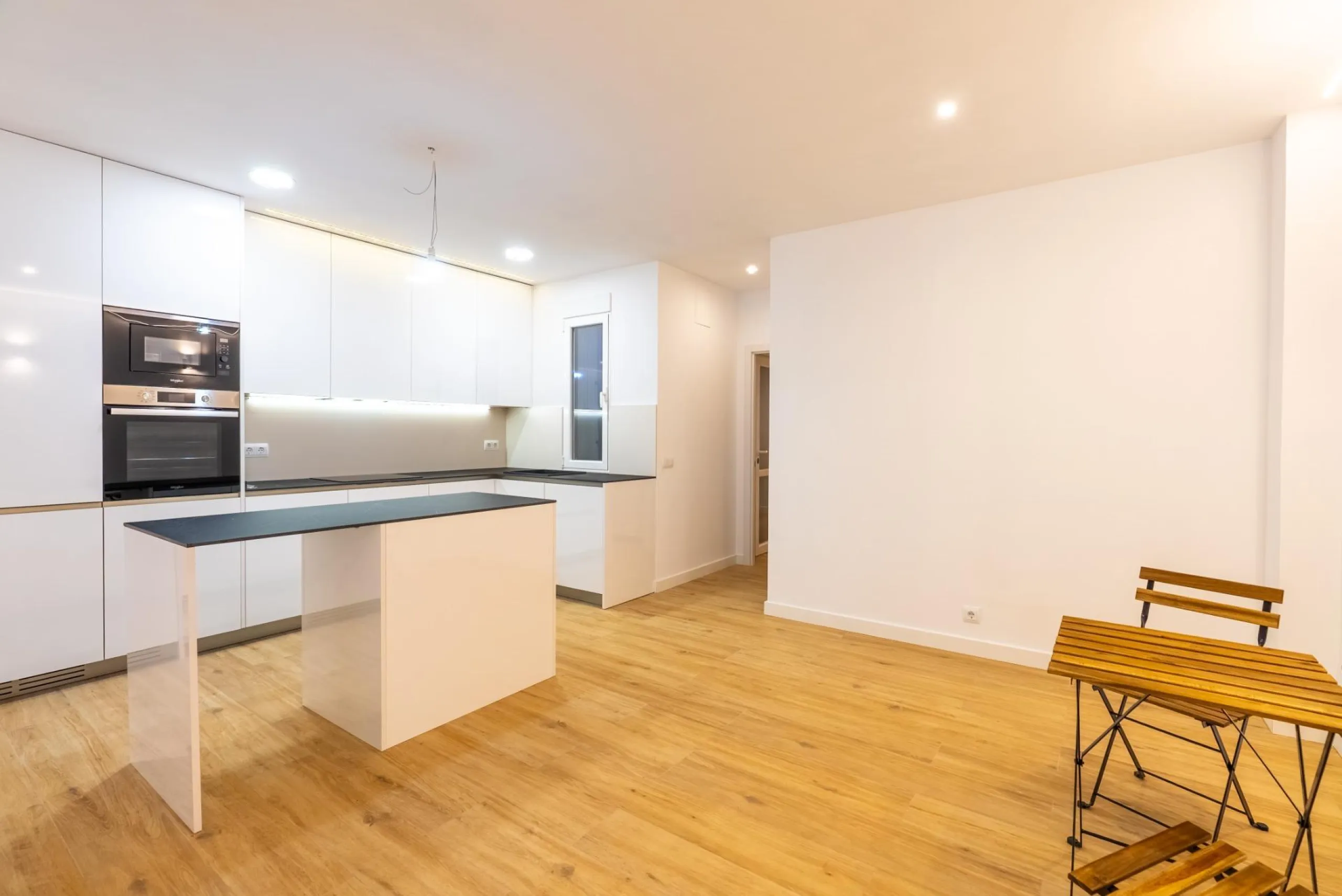 FULLY RENOVATED BRAND-NEW EXTERIOR APARTMENT IN LAVAPIÉS–EMBAJADORES, MADRID