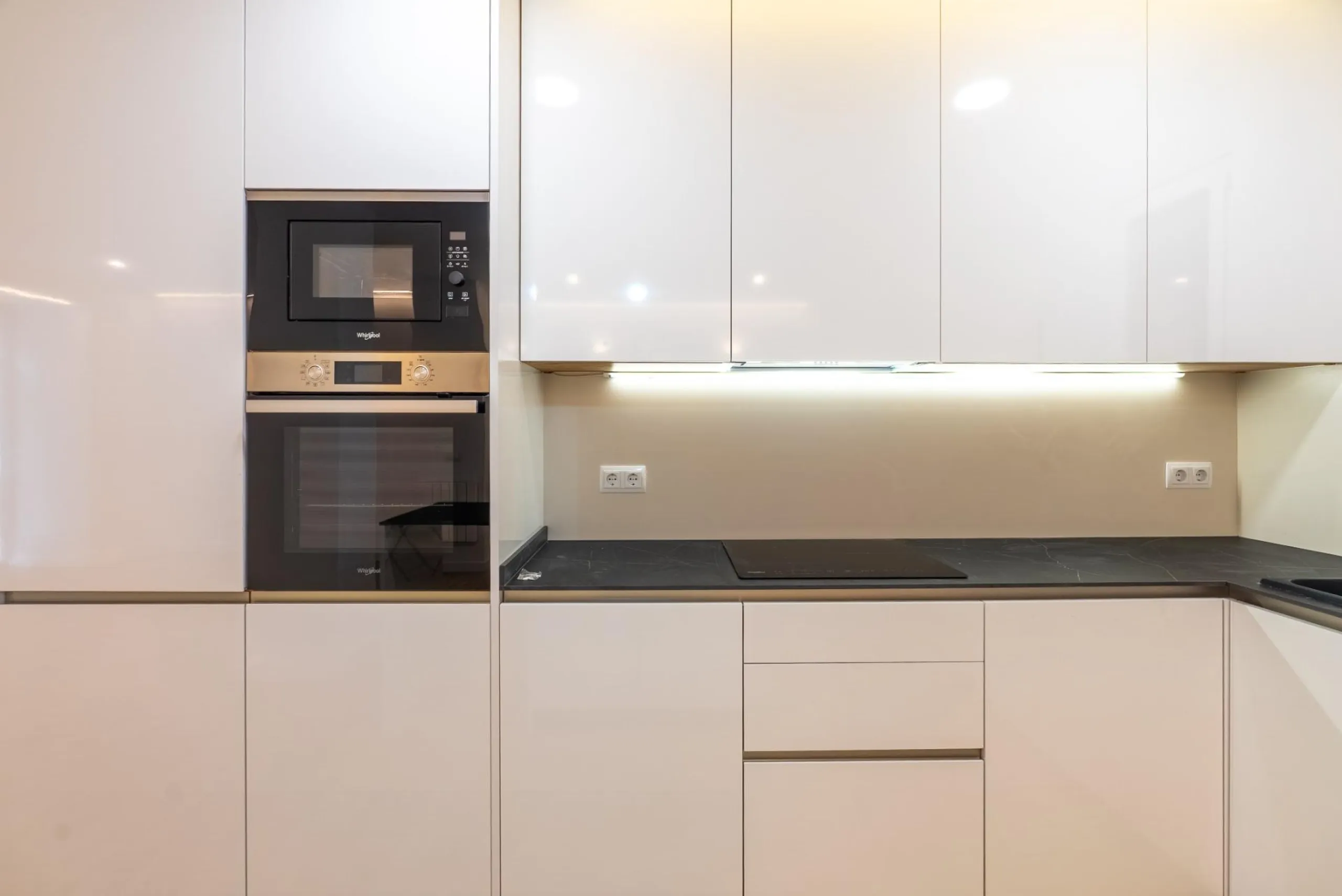 FULLY RENOVATED BRAND-NEW EXTERIOR APARTMENT IN LAVAPIÉS–EMBAJADORES, MADRID