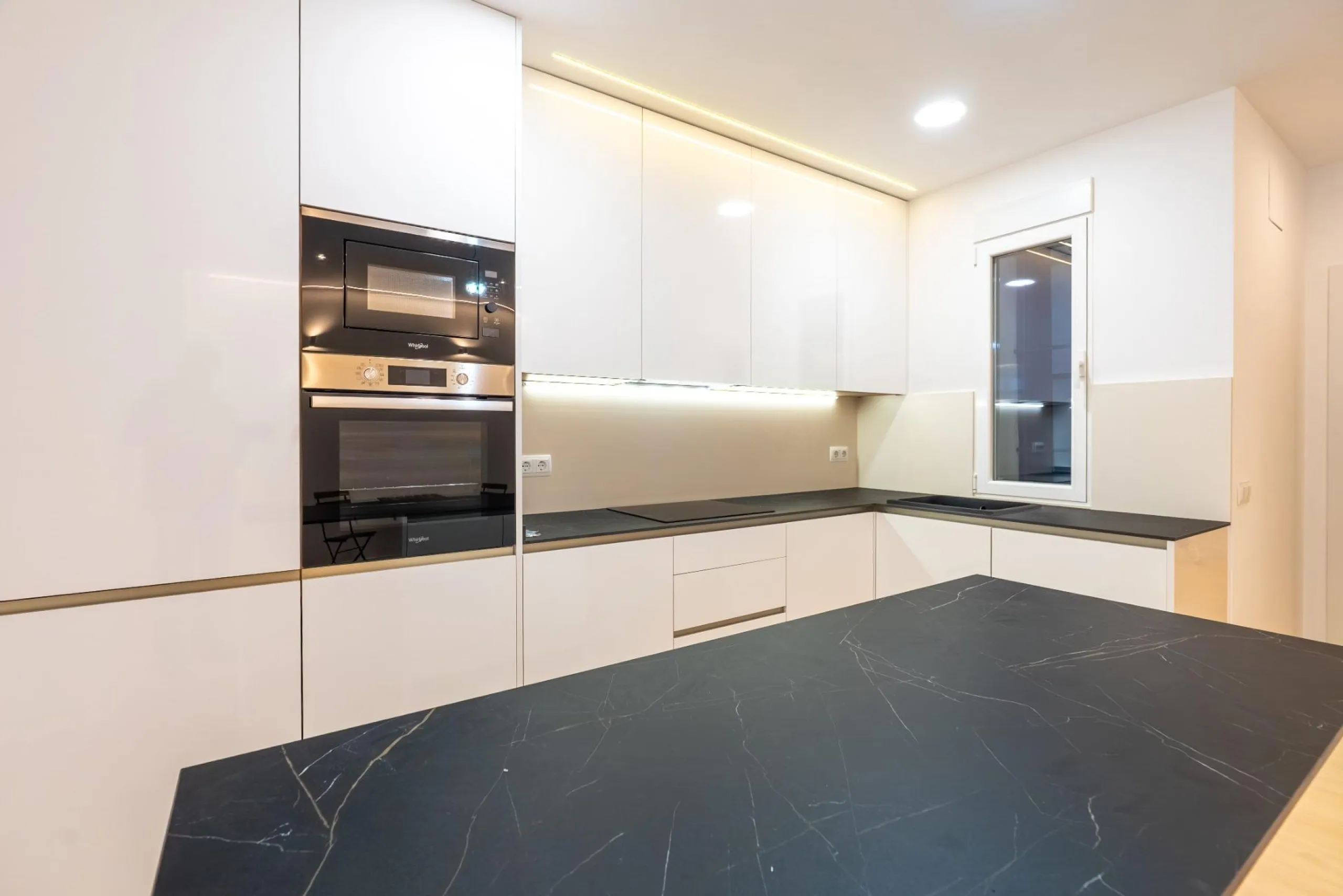 FULLY RENOVATED BRAND-NEW EXTERIOR APARTMENT IN LAVAPIÉS–EMBAJADORES, MADRID